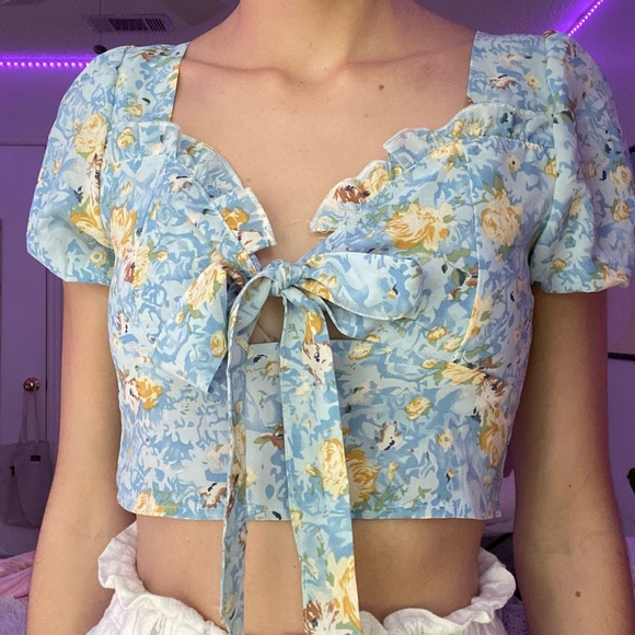 Adorable thrifted blue and yellow floral blouse 💐 - Picture 1 of 2